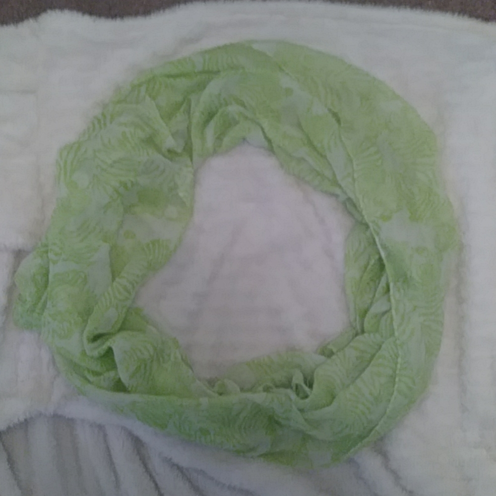 Light green patterend infinity scarf